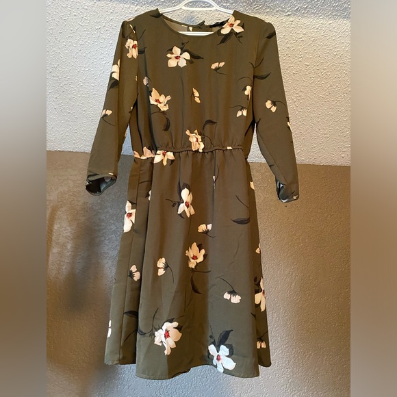 Dynamite Dresses & Skirts - Dynamite Olive green floral dress- M